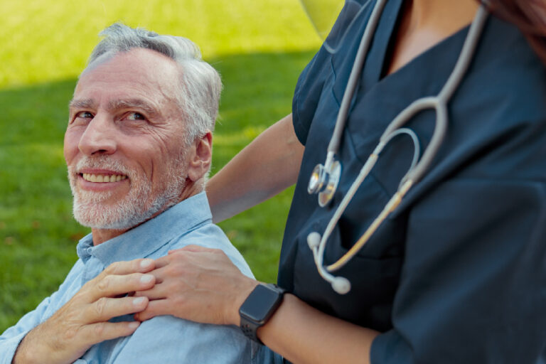 Atención domiciliaria para adultos mayores con Parkinson