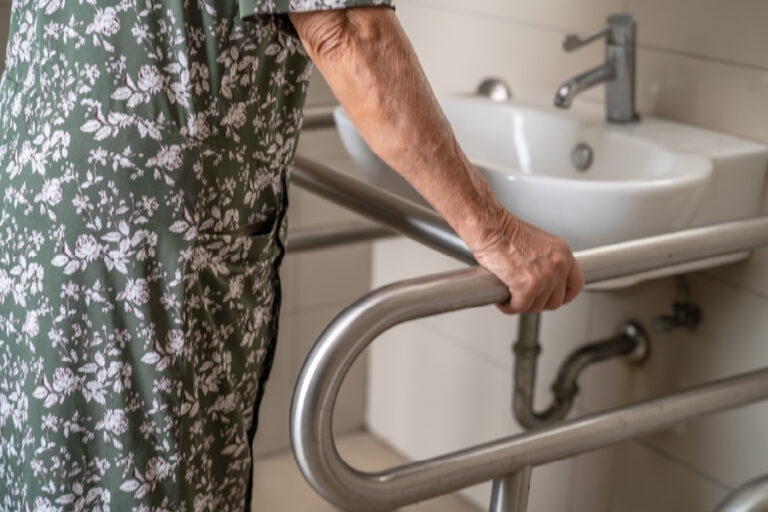 Cómo adaptar el baño para un adulto mayor con movilidad reducida