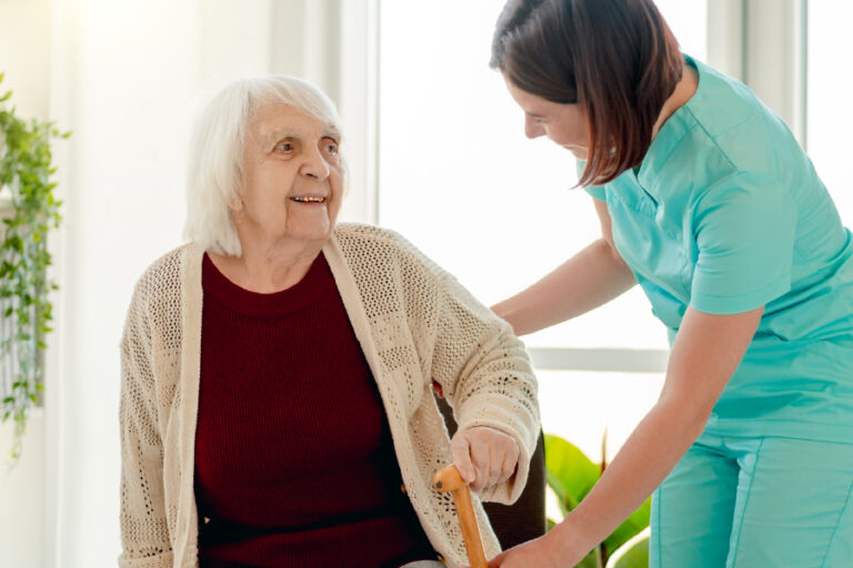 Beneficios de la atención personalizada en el hogar para adultos mayores