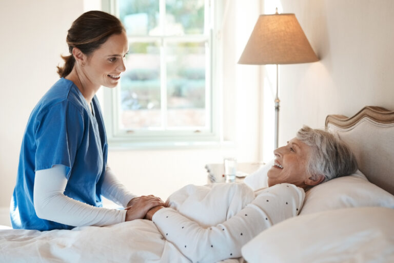 Cuidados nocturnos para adultos mayores: cuándo son necesarios