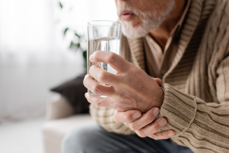 Señales de deshidratación en adultos mayores y cómo prevenirla