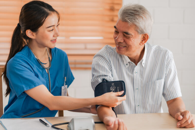 Cuidados diarios para adultos mayores con hipertensión