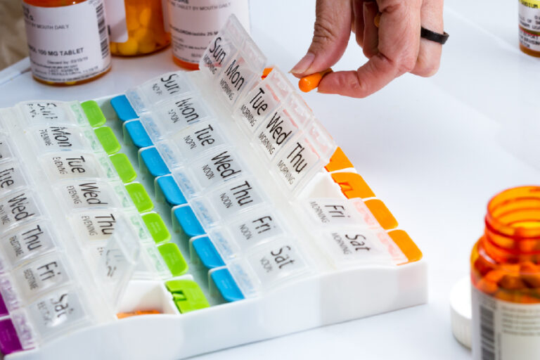 Cómo organizar medicamentos en adultos mayores de forma segura