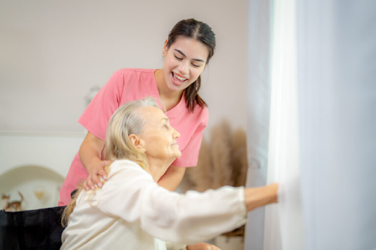 Cuidadora de adulto mayor: apoyo en actividades de la vida diaria