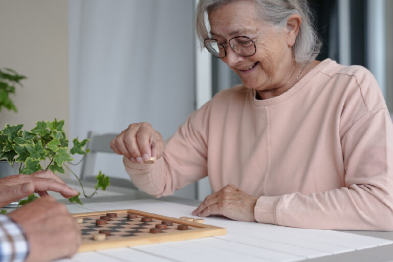 Cómo mantener la dignidad y autonomía en adultos mayores