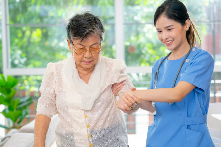 Cuidador de adultos mayores: prevención de accidentes en casa