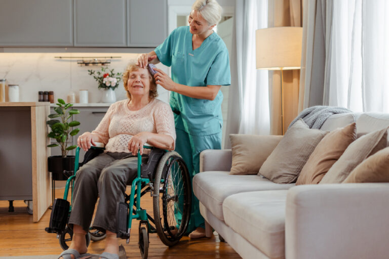 Cuidados en casa para adultos mayores después de una cirugía