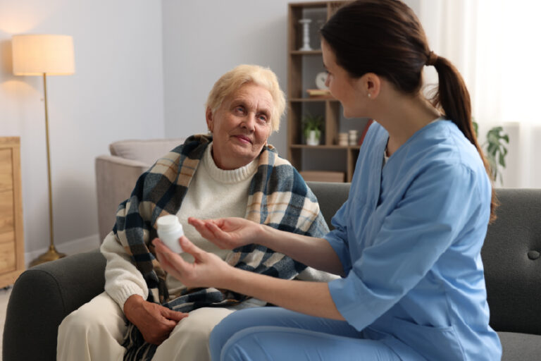 Enfermera a domicilio para adultos mayores con dependencia parcial