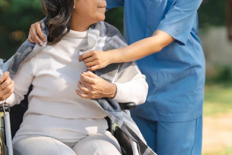 Cuidador de adultos mayores: apoyo en movilidad y traslados