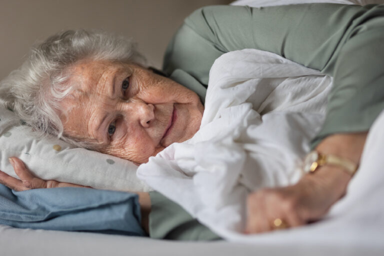 Cómo mejorar el descanso y sueño en adultos mayores