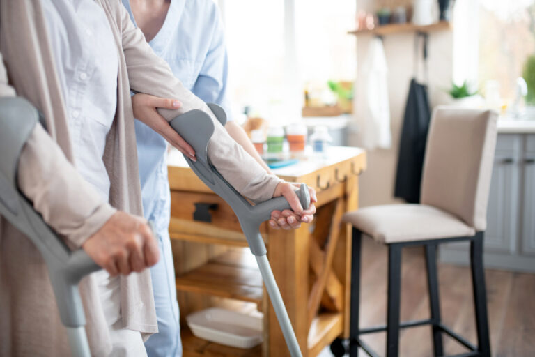 Cuidados especiales para adultos mayores después de una fractura