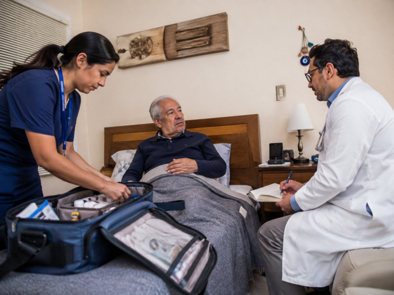 Cómo funciona la hospitalización domiciliaria en Chile: qué incluye el equipo que llega a tu casa