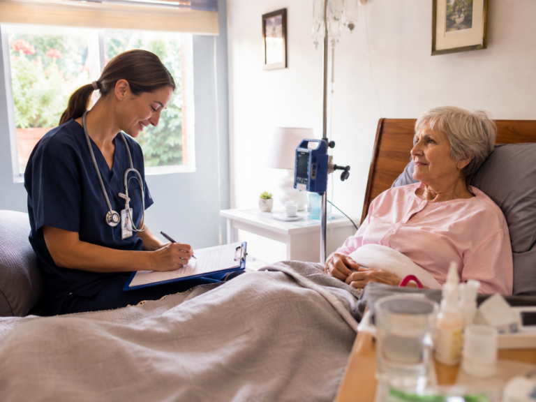 ¿Puede tu adulto mayor optar a hospitalización domiciliaria? Los requisitos que piden Fonasa e Isapre
