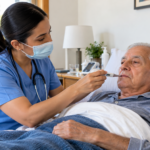 Cómo actuar si el adulto mayor tiene fiebre estando en hospitalización domiciliaria
